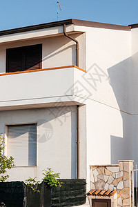 典型的白色房子在靠近海面的意大利城中外观部分 地中海村庄风格建筑艺术乡村城市木头窗户花园旅行建筑学石头快门图片