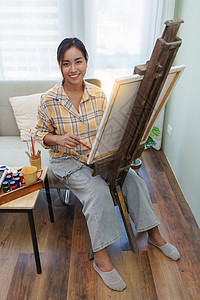 在讲习班上在画布上绘画的快乐年轻女艺术家创造力博物馆女孩工作室工具女士印象派画家刷子阁楼图片