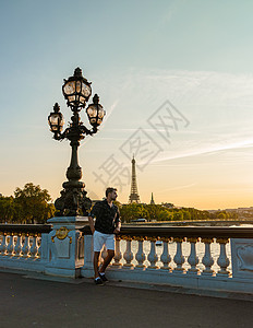 巴黎亚历山大大桥 欣赏法国首都巴黎著名的地标亚历山大三世桥旅行建筑学旅游建筑天空金子日落蓝色灯柱地标图片