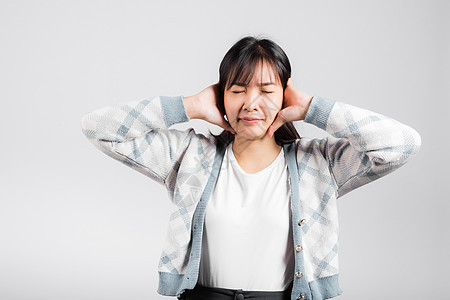 女人的坏脾气 用手掌和闭上眼睛使她耳朵紧闭女孩手指眼睛男人噪音疼痛压力女性白色工作室图片