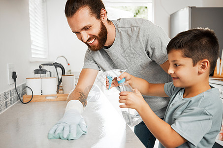 清洁 粘合和白人父子一起工作以保持家庭整洁 家务 学习和快乐的童年 父亲在打扫厨房时与儿子共度美好时光图片