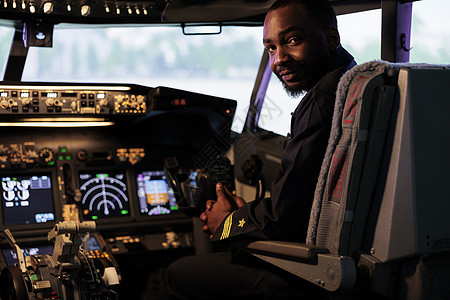 使用机舱的仪表板指挥器对非洲美洲飞行员进行肖像图片
