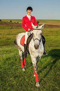 骑红马的女骑士 骑马 赛马 骑马的人驯服者栅栏服饰宠物树木竞赛头发行动动物闲暇图片