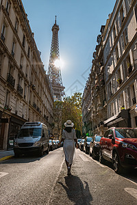 巴黎法国日出的艾菲尔塔 夏天的巴黎艾菲尔塔景观女性旅游地标太阳金属反射观光日落蓝色图片