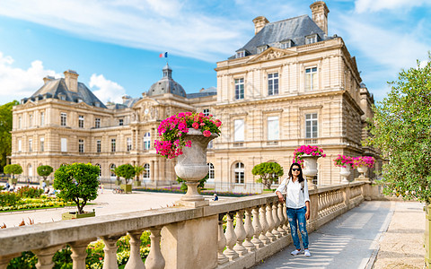 夏季到法国巴黎市巴黎勒贾丁卢森堡公园参观的亚裔妇女 在法国巴黎市公园城市艺术首都宫殿植物旅行历史性雕像地标图片