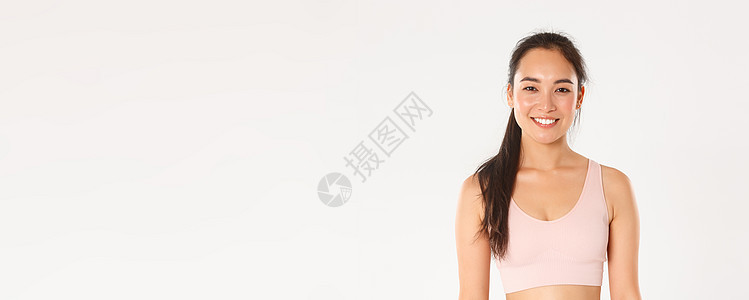 运动 健康和积极的生活方式理念 微笑迷人的亚洲健身女孩 女性健身房客户或穿着运动胸罩的女运动员的特写 准备锻炼 开始训练跑步身体图片