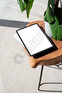 办公桌上有独立屏幕的数码平板电脑 在内地小样桌子工具嘲笑咖啡工作白色软垫黑色空白图片