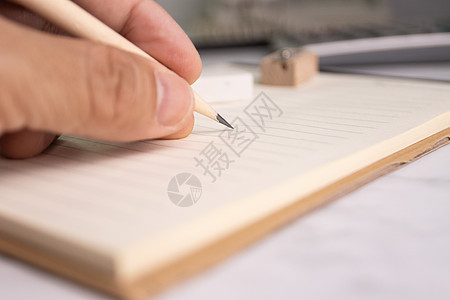 手持铅笔 写在书面说明上的概念教育或办公室工作图片