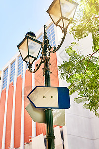 白天外面的街灯上有个指路牌 你从不松动方向 在外头图片