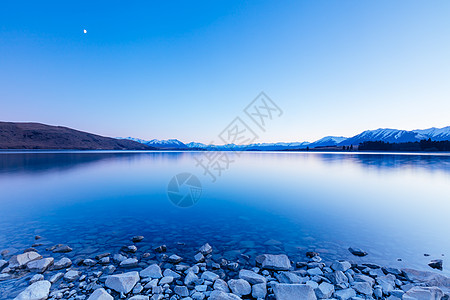 新西兰Tekapo湖日出晴天天空戏剧性阳光旅行远景旅游风景爬坡蓝色图片