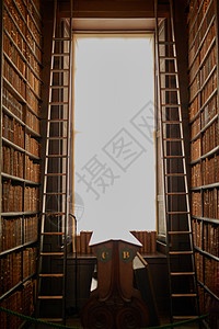 每个封面之间都有知识 一个庞大的古老图书馆 充满书籍图片