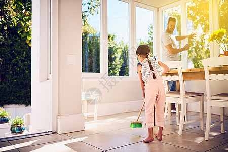 做家务是向孩子介绍责任感的好方法 一位父亲和他的小女儿在家里一起做家务图片