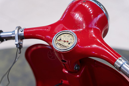 车头灯 把手栏和控制控制杆 一个老式的红色摩托车车轮车辆街道文化乡愁风格旅行发动机翅膀大灯图片