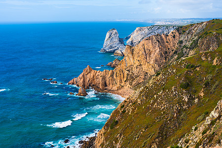 与悬崖的大西洋海景 大西洋海岸的视图在葡萄牙 夏天飞溅海岸线高视角鸟瞰图支撑旅游场景蓝色旅行地方图片