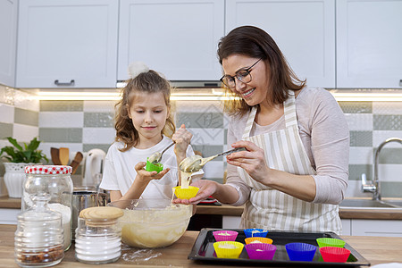母亲和女儿在家中厨房一起做松松饼女性烹饪童年女孩食物糕点烘烤孩子女士乐趣图片