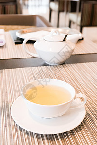 五点在餐馆里吃青草药茶茶具餐厅菜单饮料排毒绿茶花园茶壶草本植物时间图片