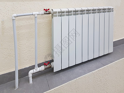 用于热水加热的白色现代铝散热器电池 位于公寓或办公空间内部墙壁的背景上管道阀门房间家庭能源散热器温度力量调节器房屋图片