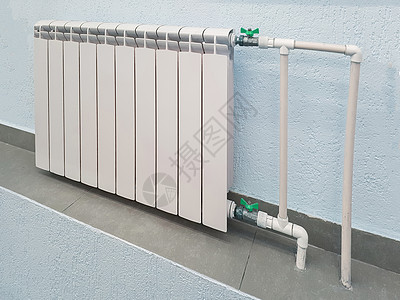 用于热水加热的白色现代铝散热器电池 位于公寓或办公空间内部墙壁的背景上房屋活力气候技术危机温度力量阀门地面家庭图片