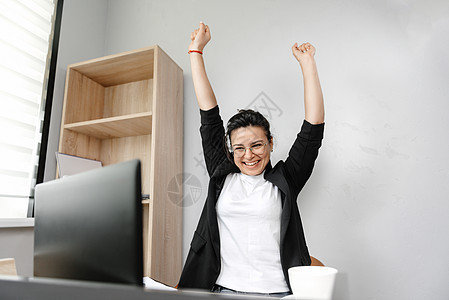 微笑的女性自由职业者使用笔记本电脑 在线研究 在家工作 快乐休闲的千禧一代男性在笔记本电脑上打字 浏览互联网 看屏幕 享受远程工背景图片