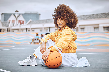 美丽 年轻的女篮球教练 有一个爆炸头坐在外面的球场上 在运动 健康和健身方面的专业 自信和健康的女运动员肖像图片