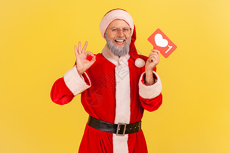 穿着圣诞老人服装 留着灰胡子 面带微笑的老人的画像 推荐关注有趣的博客 显示出好的迹象图片