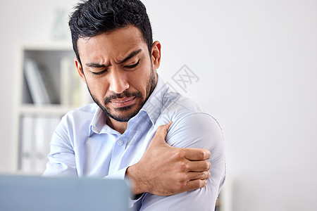 手臂 肩膀和身体在办公室工作时受伤和疼痛后会出现严重的肌肉疼痛 愤怒 沮丧和沮丧的商务人士坐在办公桌前 紧张 受伤和酸痛图片