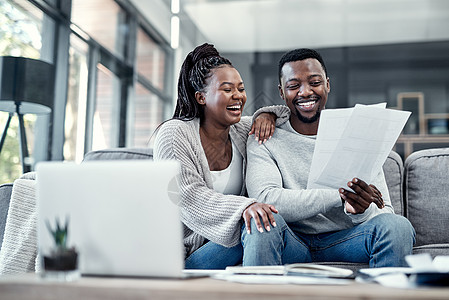 快乐 微笑 无忧无虑的黑人夫妇在家里用笔记本电脑检查他们的财务状况 快乐的丈夫和妻子对他们的财务自由 储蓄 投资和未来规划感到兴图片