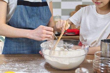 儿童在碗中混合面粉 加配料学习幸福孩子蛋糕姐姐生活食物厨师友谊快乐图片