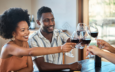 黑人夫妇与朋友一起庆祝他们的周年纪念日 敬酒和喝红酒 快乐的女朋友和男朋友在家庭聚会上结合在一起 一起订婚或求婚图片