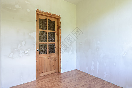 在一个小房间里看到前门的景象 在翻修后有一个精细完工的房间图片