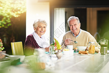 这是开始你一天的最佳方式 快乐的老年情侣在家里一起吃早餐的肖像 -对啊!背景图片
