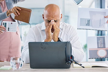 办公室里焦虑 担心和沮丧的商务人士的压力 截止日期和精神倦怠 工作过度 烦躁和疲惫的工人在繁忙的工作场所因头痛 压力和需求而烦恼背景图片