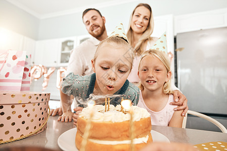 儿童生日派对 蛋糕和蜡烛 用于在家庭厨房与母亲 父亲或姐妹一起吹灭 有趣 兴奋或快乐的孩子在特殊活动中与父母一起庆祝 享受和玩乐图片