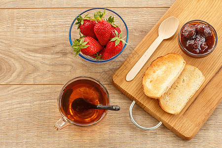 茶杯 自制草莓果酱 在碗里 新鲜的浆果 和土司在木本底饮食甜点红色绿色健康季节桌子水果早餐木板图片