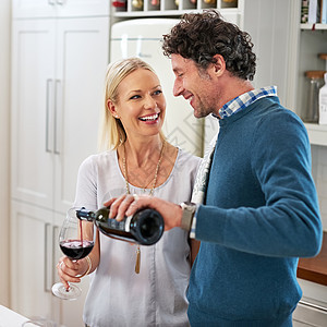 喝点酒 你会感觉好些 一对幸福的夫妻在家里的厨房里一起喝酒图片