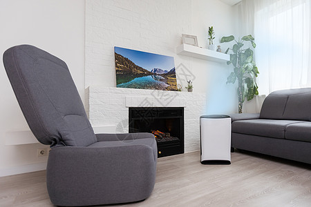 客厅中的白色空气净化剂 用于新鲜空气和健康生活图片