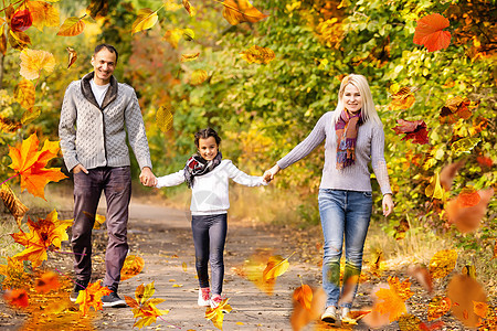 家庭在秋天公园散步 落落落的落树叶父母婴儿儿子公园女性喜悦父亲女儿童年幸福图片