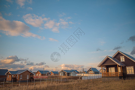 日落时俄罗斯村庄风景农场树木小屋阳光农村日出房子小路旅行乡村图片