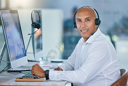 呼叫中心代理 销售人员和客户服务支持操作员在使用计算机时提供友好 帮助和良好的建议 微笑的热线顾问 服务台和联系我们的肖像图片