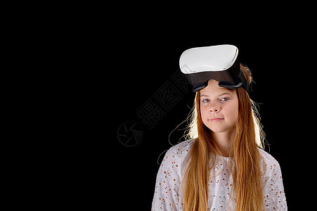 女孩 青少年戴VR眼镜 与虚拟现实 娱乐技术概念互动女青年佩戴VR眼镜小样视频孩子眼镜横幅电子游戏耳机女士女性风镜图片