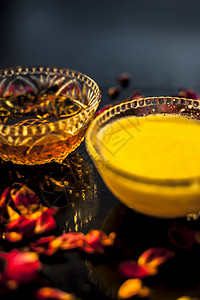 Ayurvedic 润滑剂面罩 在黑色光彩的表面 一个玻璃碗里 一些希斯或澄清黄油 蜂蜜和包酥油治疗面具保湿皱纹福利刷子去角质按图片