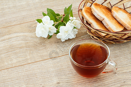 一杯绿色茶 加白茉莉花柳条食物篮子玻璃早餐杯子饮食药品草本植物植物图片