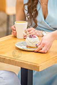 提把杯子食物咖啡店高清图片