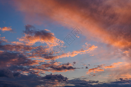 黄昏的夜空中积云 日落的天向后逆光戏剧性阳光环境橙子天空天气生活蓝色气氛背光图片