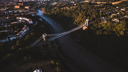 布里斯托尔的克利夫顿悬吊桥历史性建筑水路跨度世界金属蓝色地标工程风暴图片