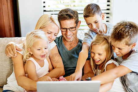 一起发现科技的奇迹 一个家庭在家里用笔记本电脑共创了个家图片