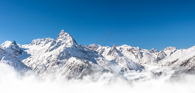 俄罗斯高加索地区蓝色天空的冬季雪山 风景全天观 俄罗斯白色全景山链顶峰山脉地平线晴天山峰岩石天际图片