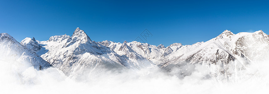 俄罗斯高加索地区蓝色天空的冬季雪山 风景全天观 俄罗斯山脉横幅顶峰高山山峰全景天际晴天岩石白色图片