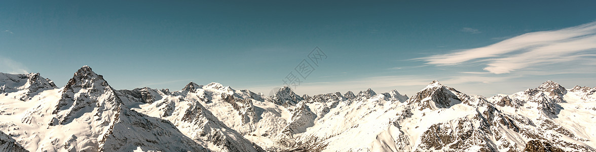 俄罗斯高加索地区蓝色天空的冬季雪山 风景全天观 俄罗斯山脉山峰白色天际地平线全景晴天岩石山链顶峰图片