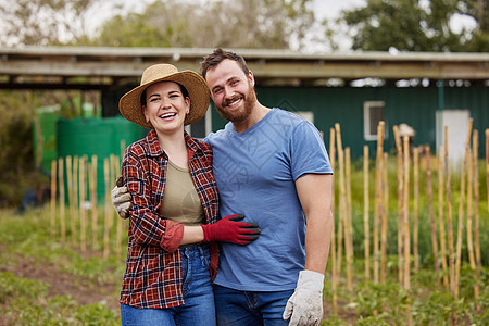 农民夫妇 新鲜农产品和带花园的肖像 以实现健康的生活方式 热爱自然和园艺的恋爱关系中的快乐人 可持续发展和生态友好的男人和女人在图片